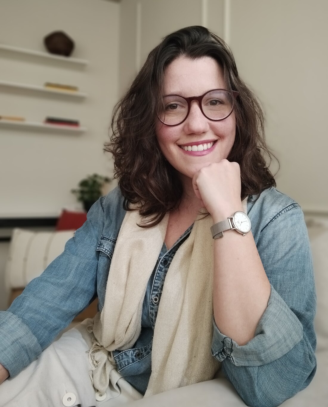 Gabriella Utrine, psicóloga clínica, sentada em um ambiente acolhedor