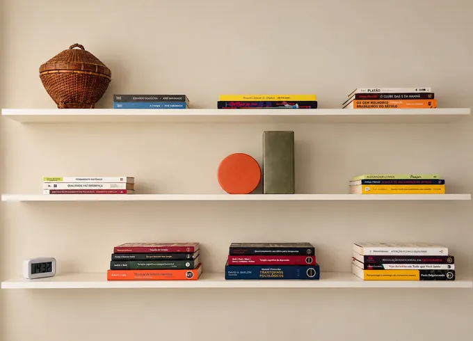 Estante de livros de psicologia no consultório.